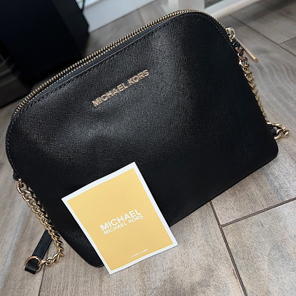 Michael Kors Handbags - I’m selling this Micheal Khors Small Black cross body purse,